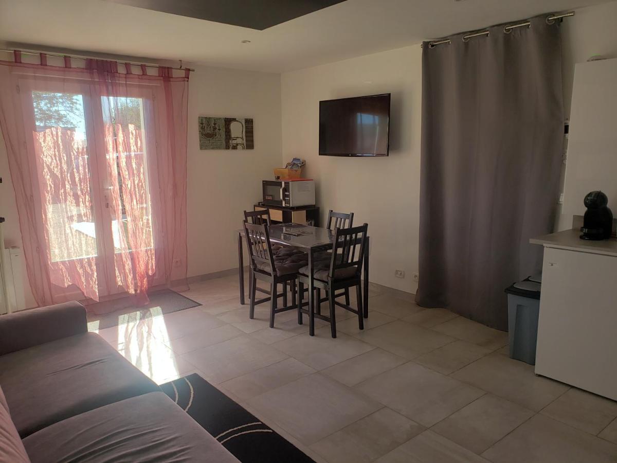 Gite 2-4 Pers Avec Piscine La Selle-sur-le-Bied Exterior foto